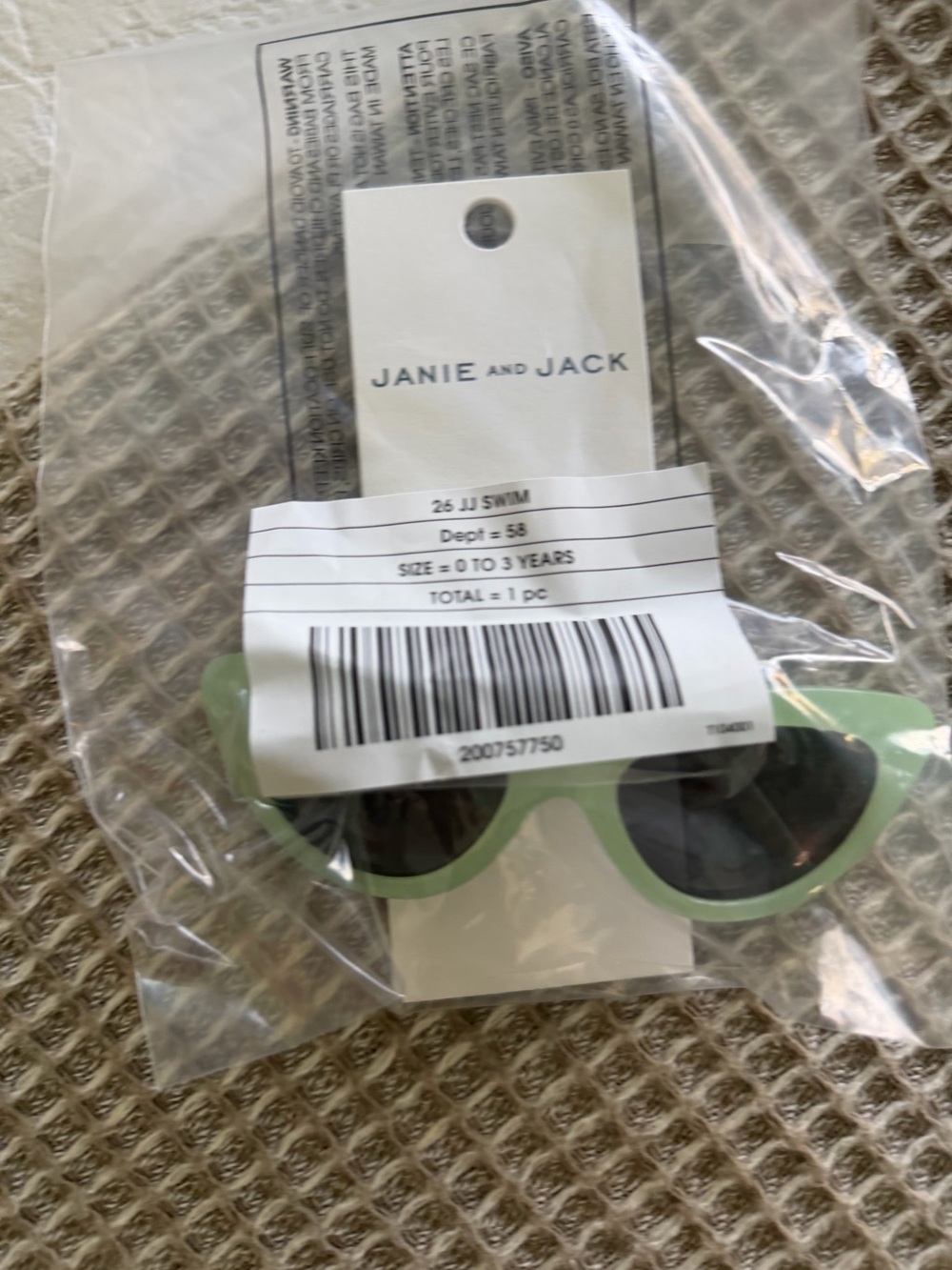 Jeannie and Jack 0 to 3 year green sunglasses new in package